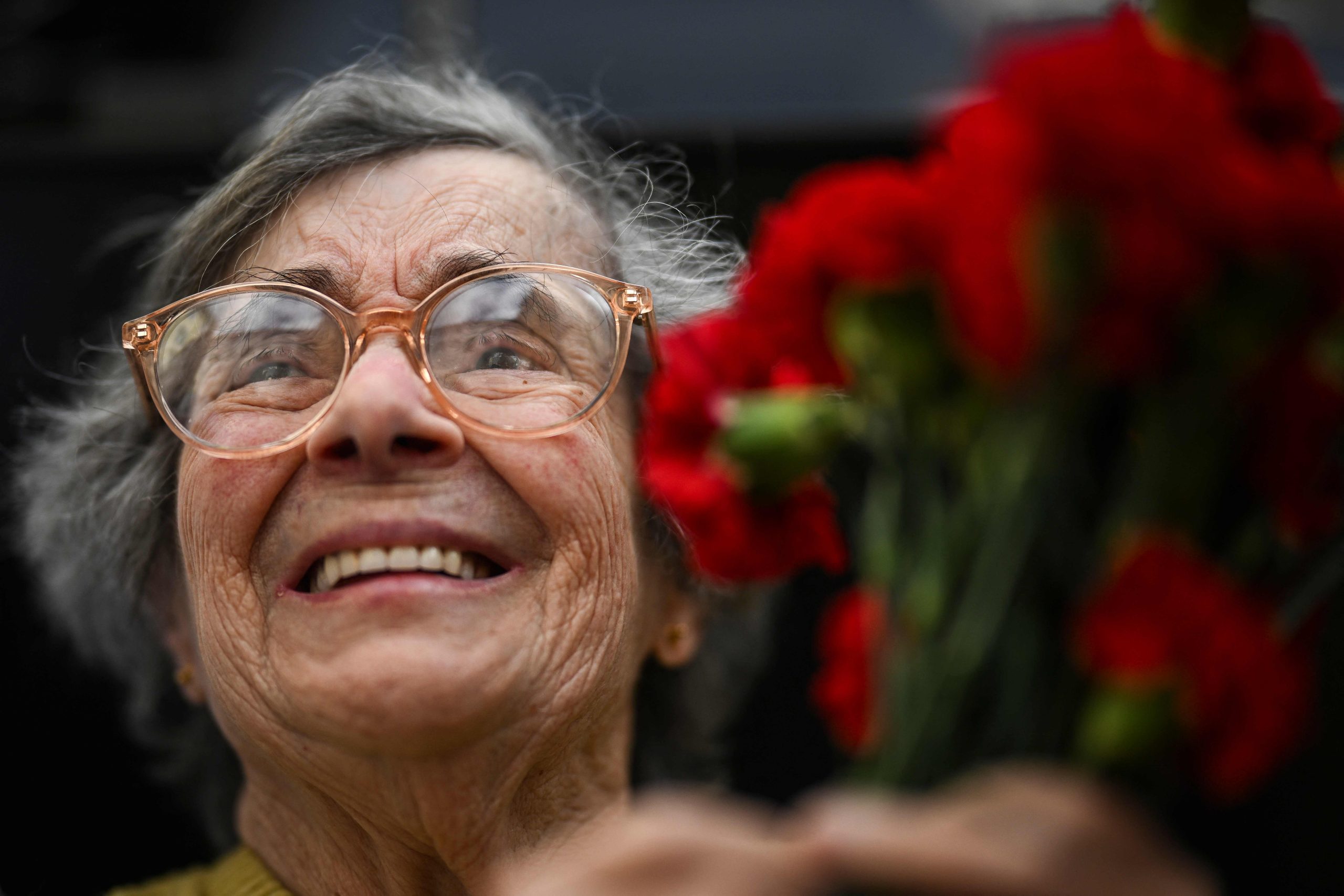 Morreu Celeste Caeiro, a mulher que deu os cravos à revolução