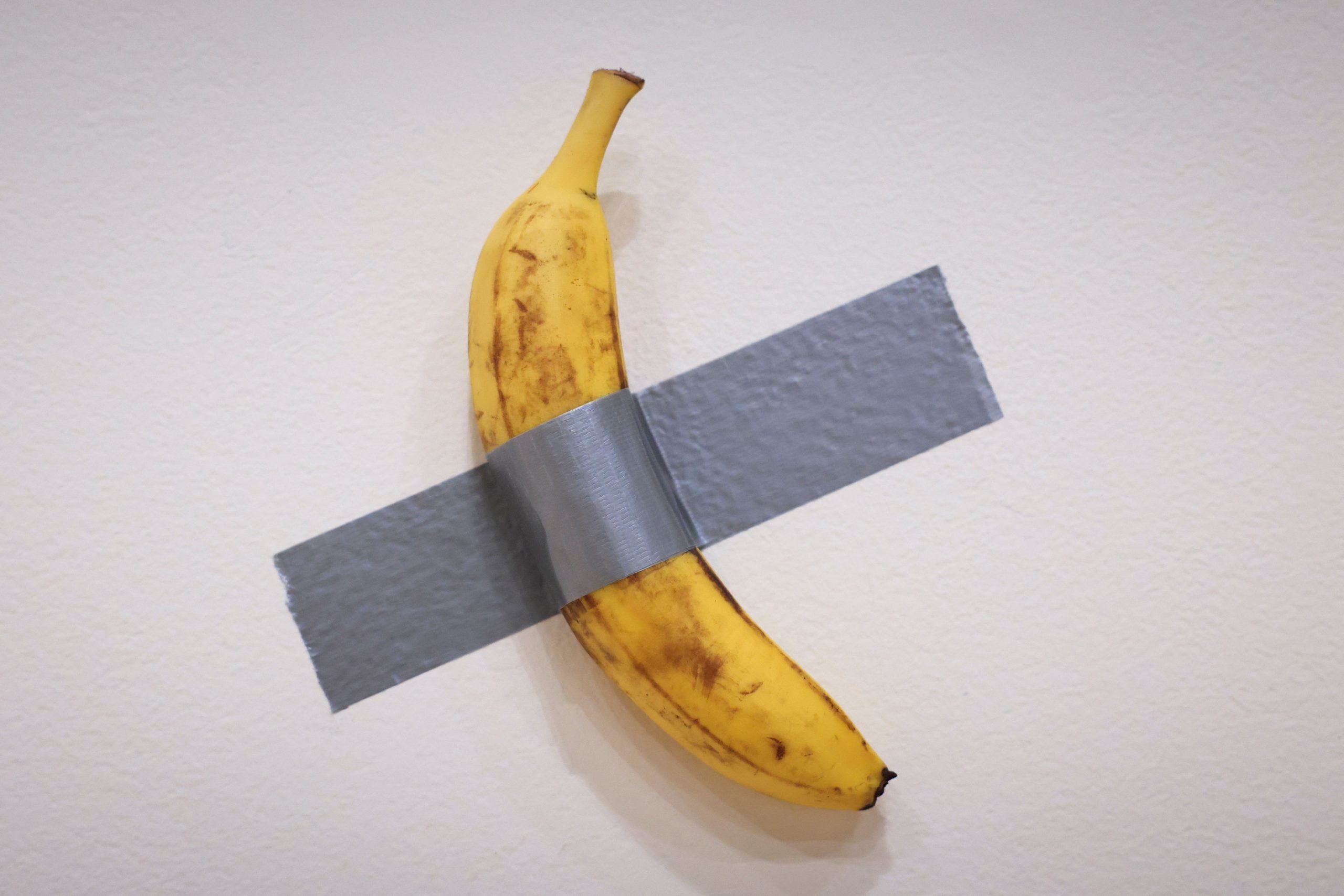 Obra de arte com banana colada a parede vendida por 5.9 milhões de euros