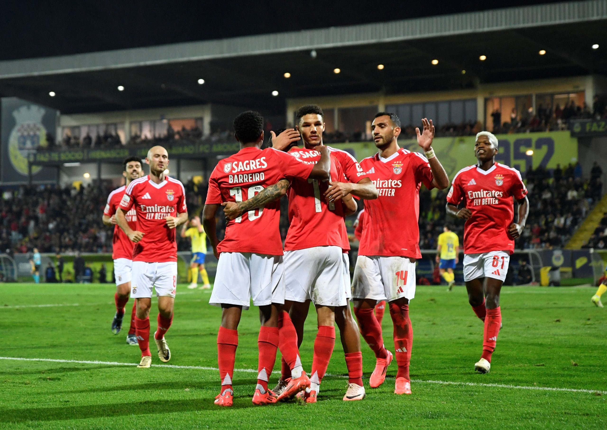 Benfica vence em Arouca e aproxima-se de Sporting