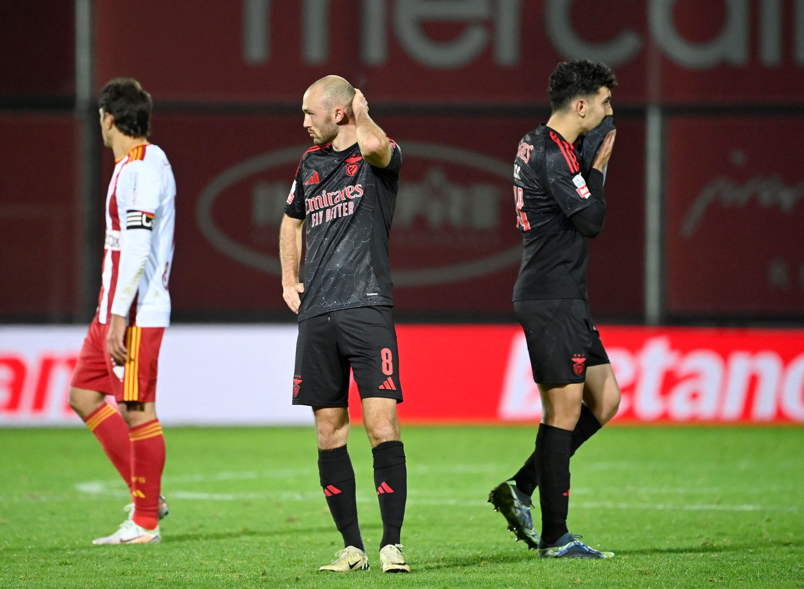 Benfica empata no terreno do AVS