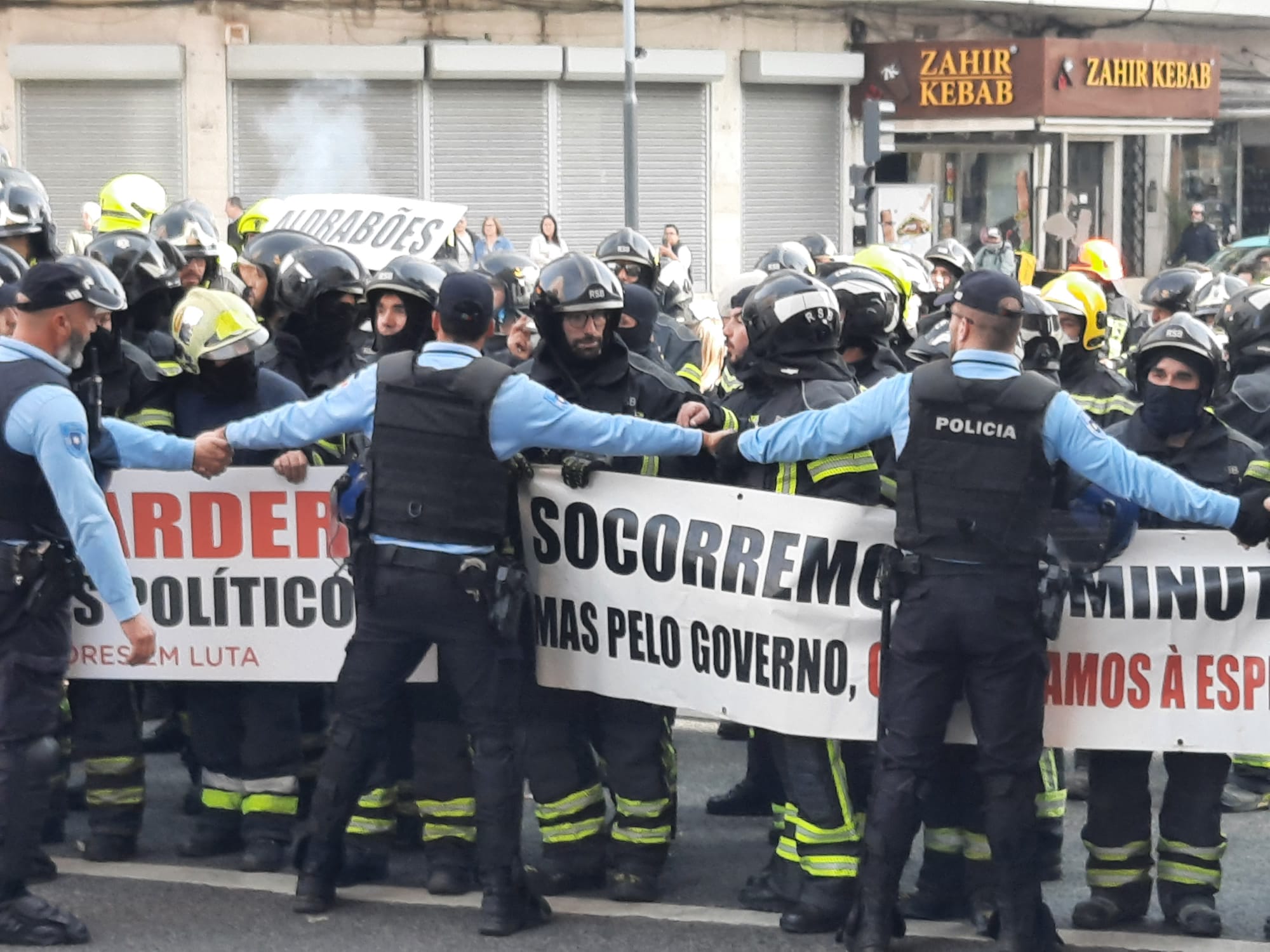 Bombeiros Sapadores protestam durante reunião entre Governo e sindicatos