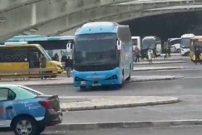 Vídeo mostra autocarro destravado e sem motorista a entrar por montras na Gare do Oriente