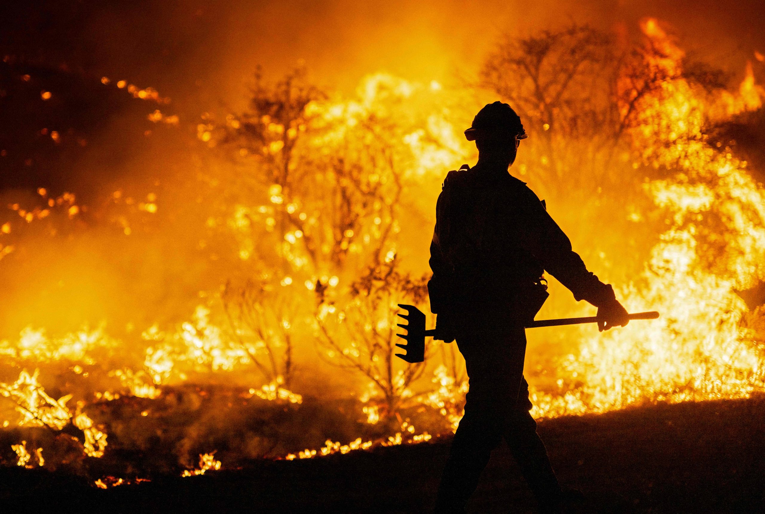 Incêndio Hughes obriga a retirada de 50.000 habitantes de Los Angeles 