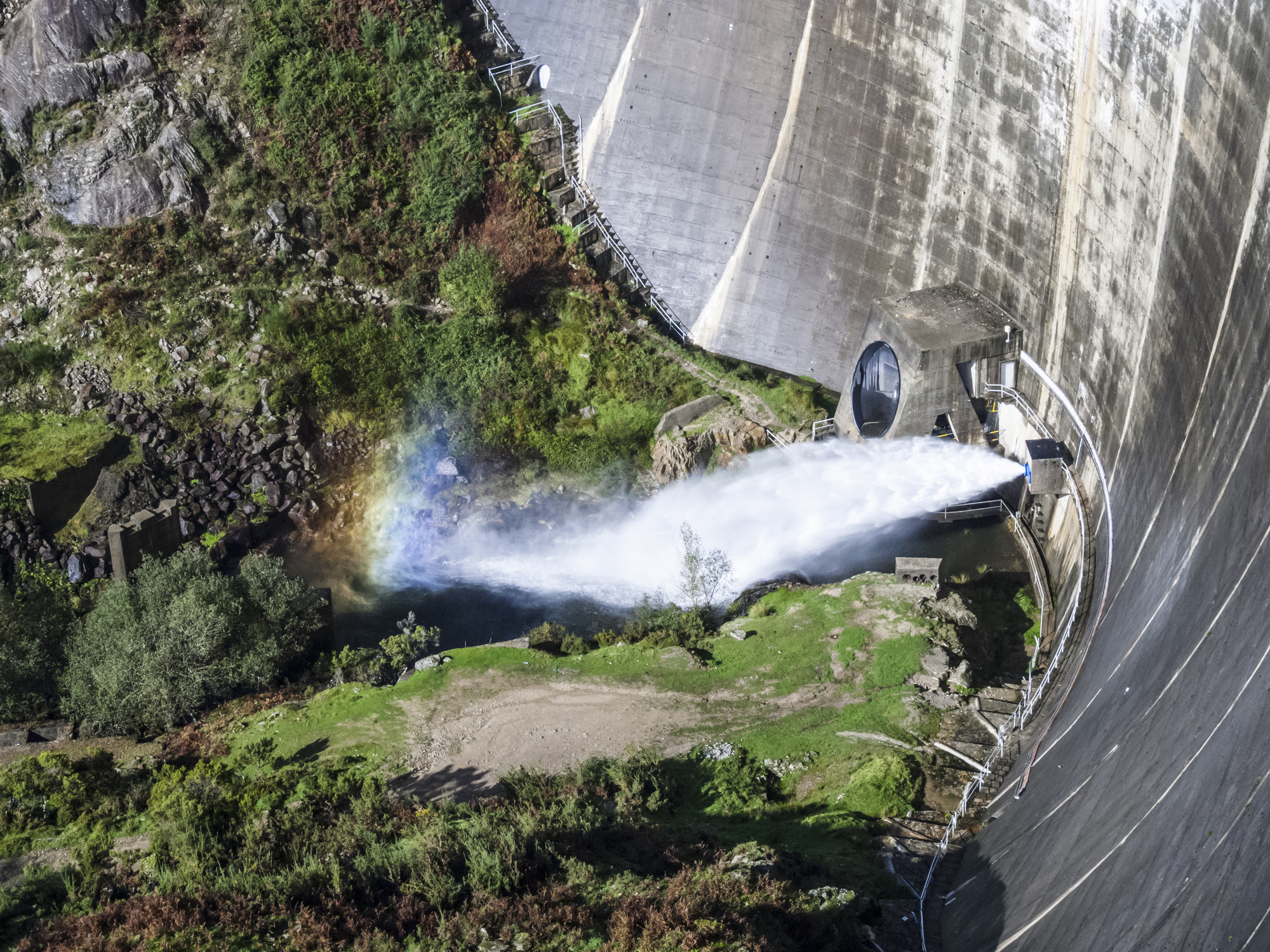 Barragem de Santa Luzia cheia obriga a abrir comporta