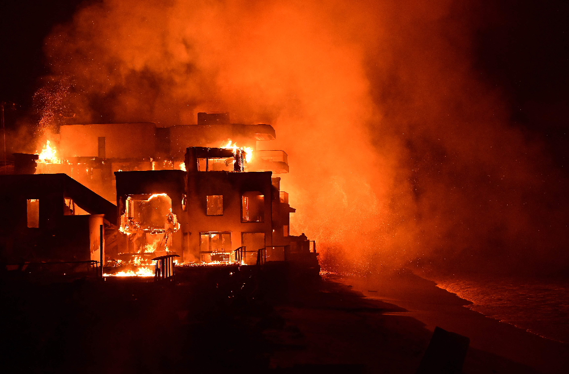 Incêndios em Los Angeles já fizeram dez mortos