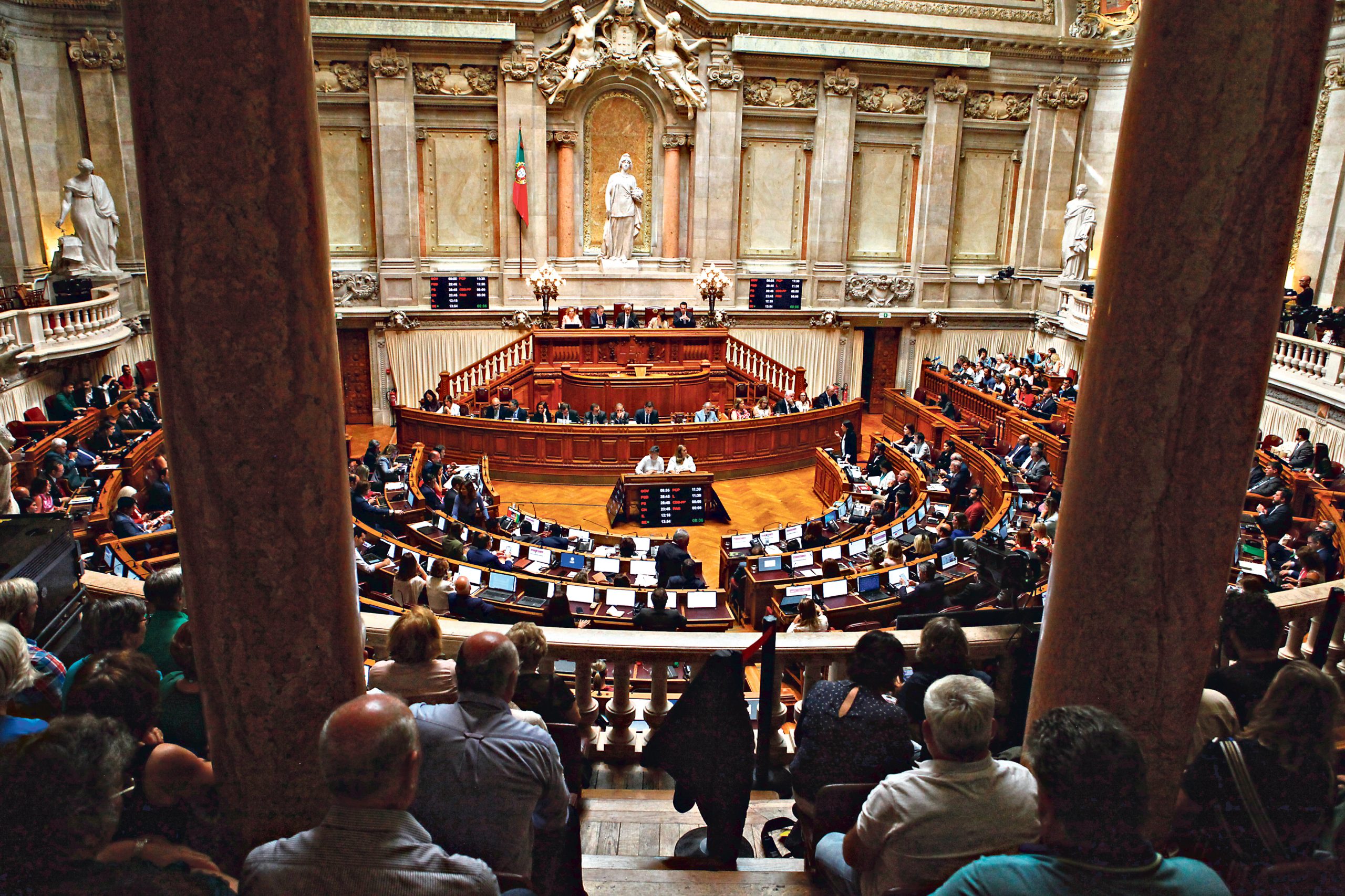 ‘Não’ é sim, AD e Chega juntam votos para chumbar aborto no Parlamento