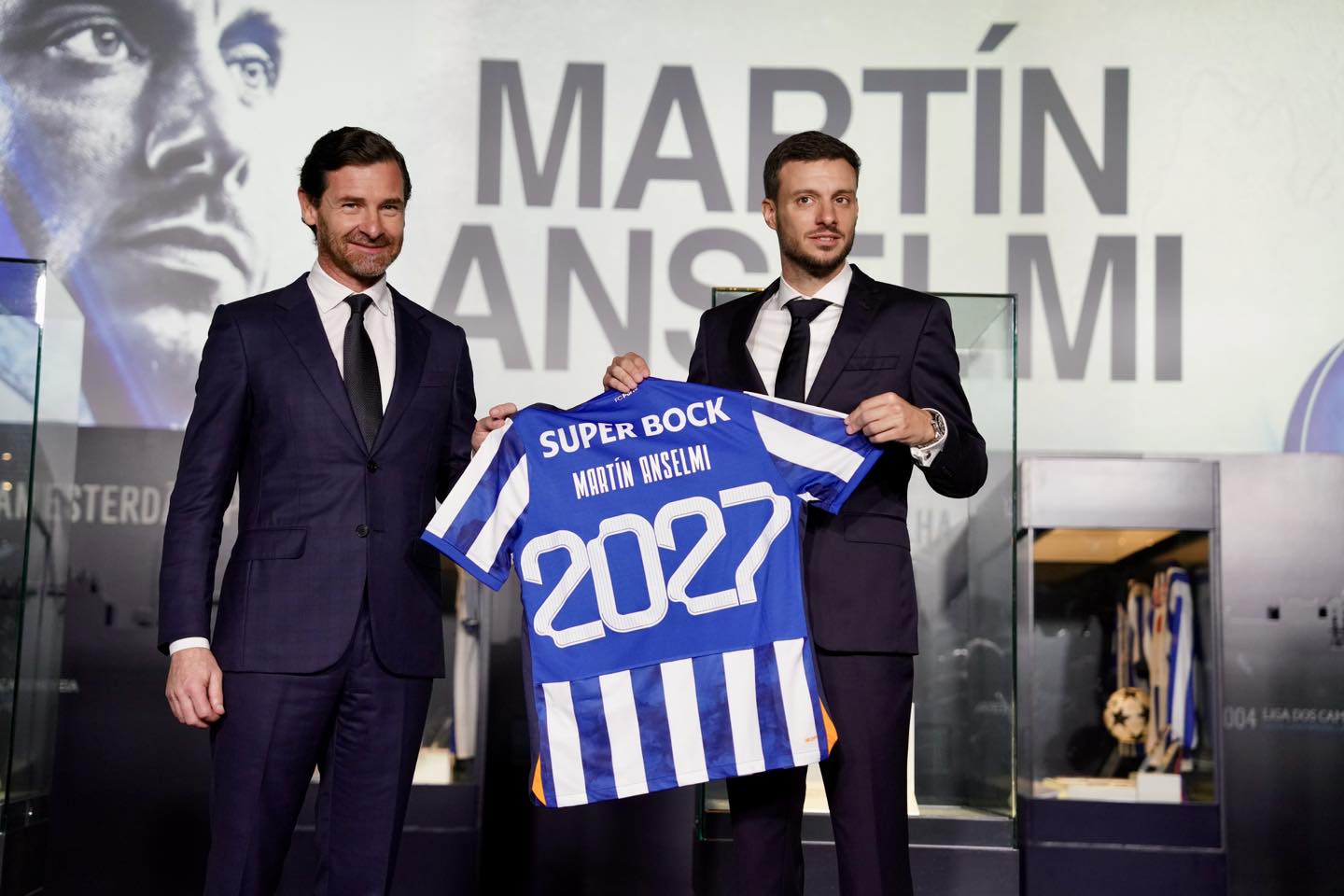 Martín Anselmi assina como novo treinador do FC Porto