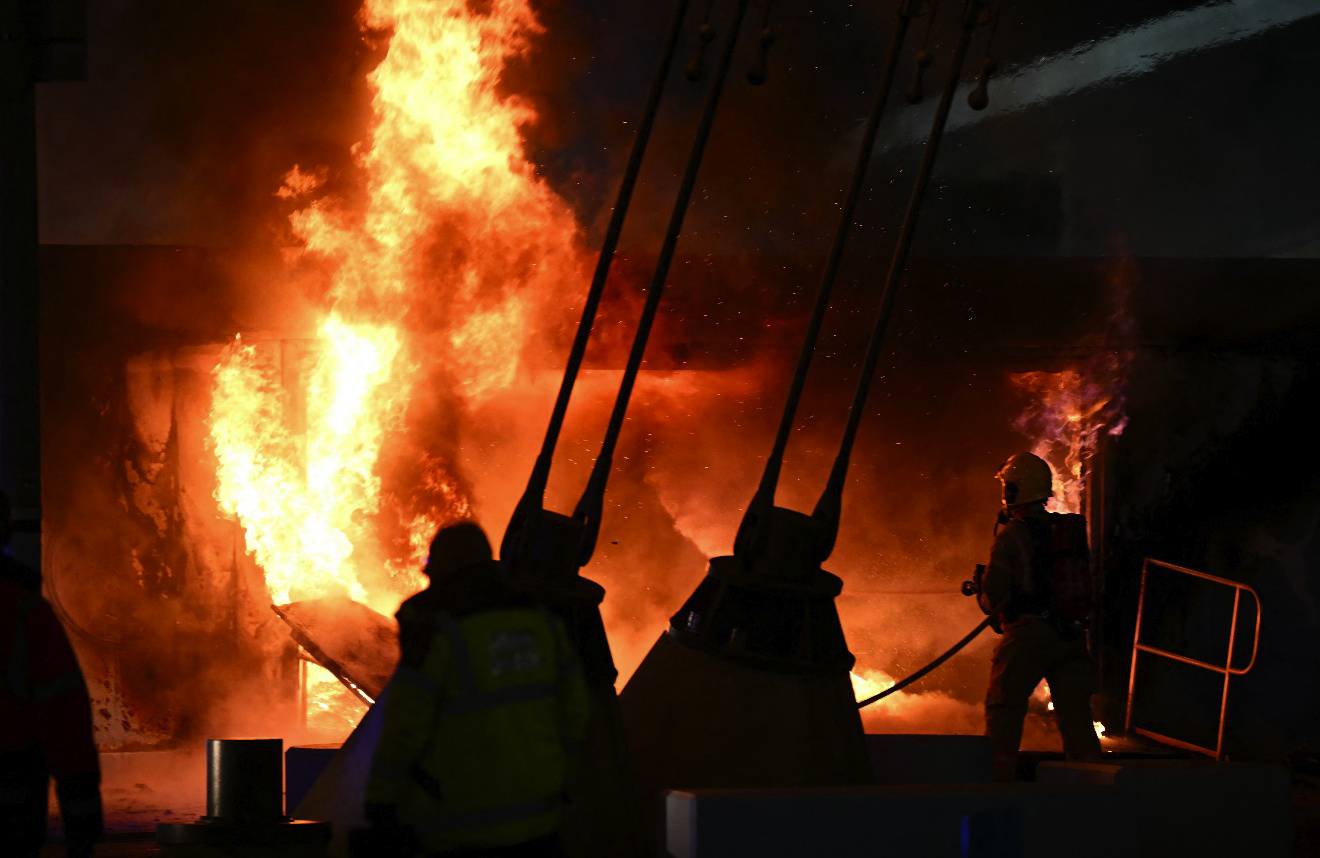 Incêndio obriga a evacuação de zona de adeptos no estádio do Manchester City