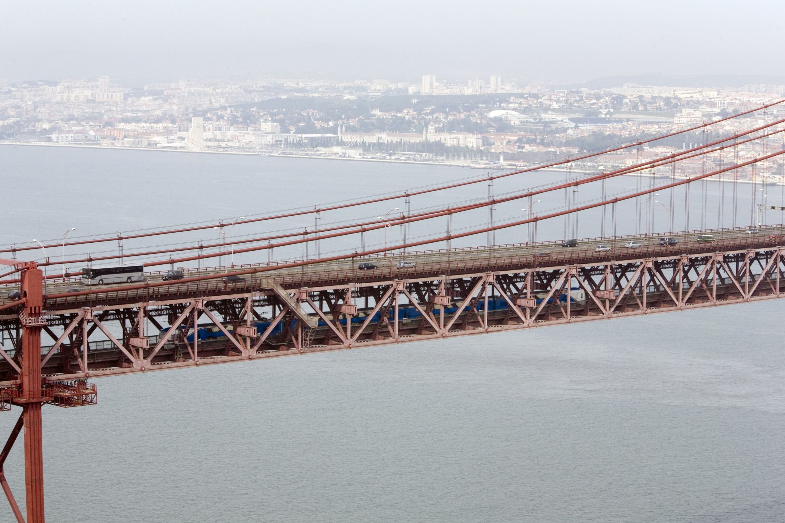 Dois homens vistos a caminhar no tabuleiro ferroviário da Ponte 25 de Abril