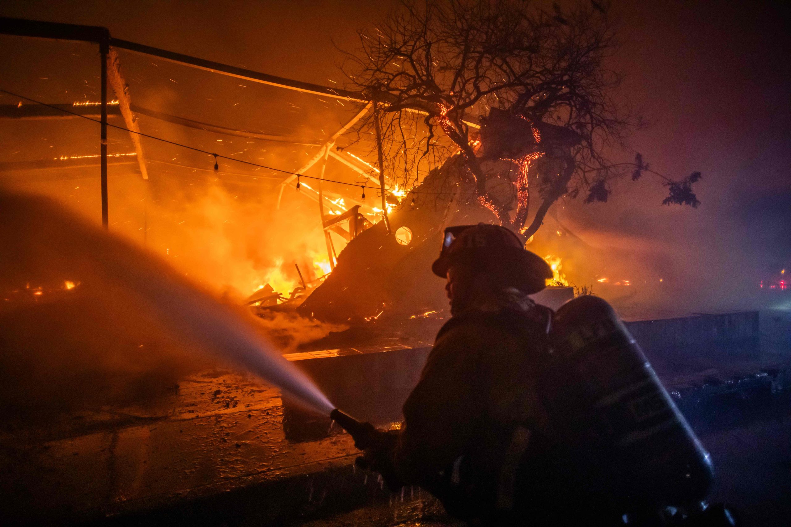 Incêndio em Los Angeles já obrigou 30 mil pessoas a abandonarem as casas