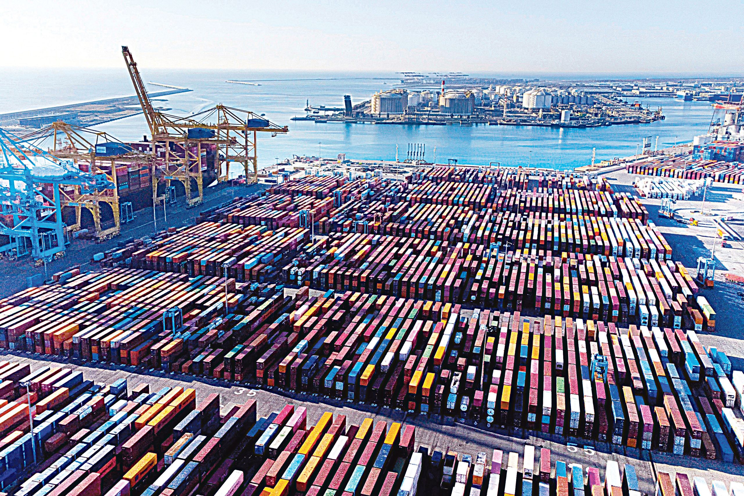 International instability penalizes more economy than political crisis