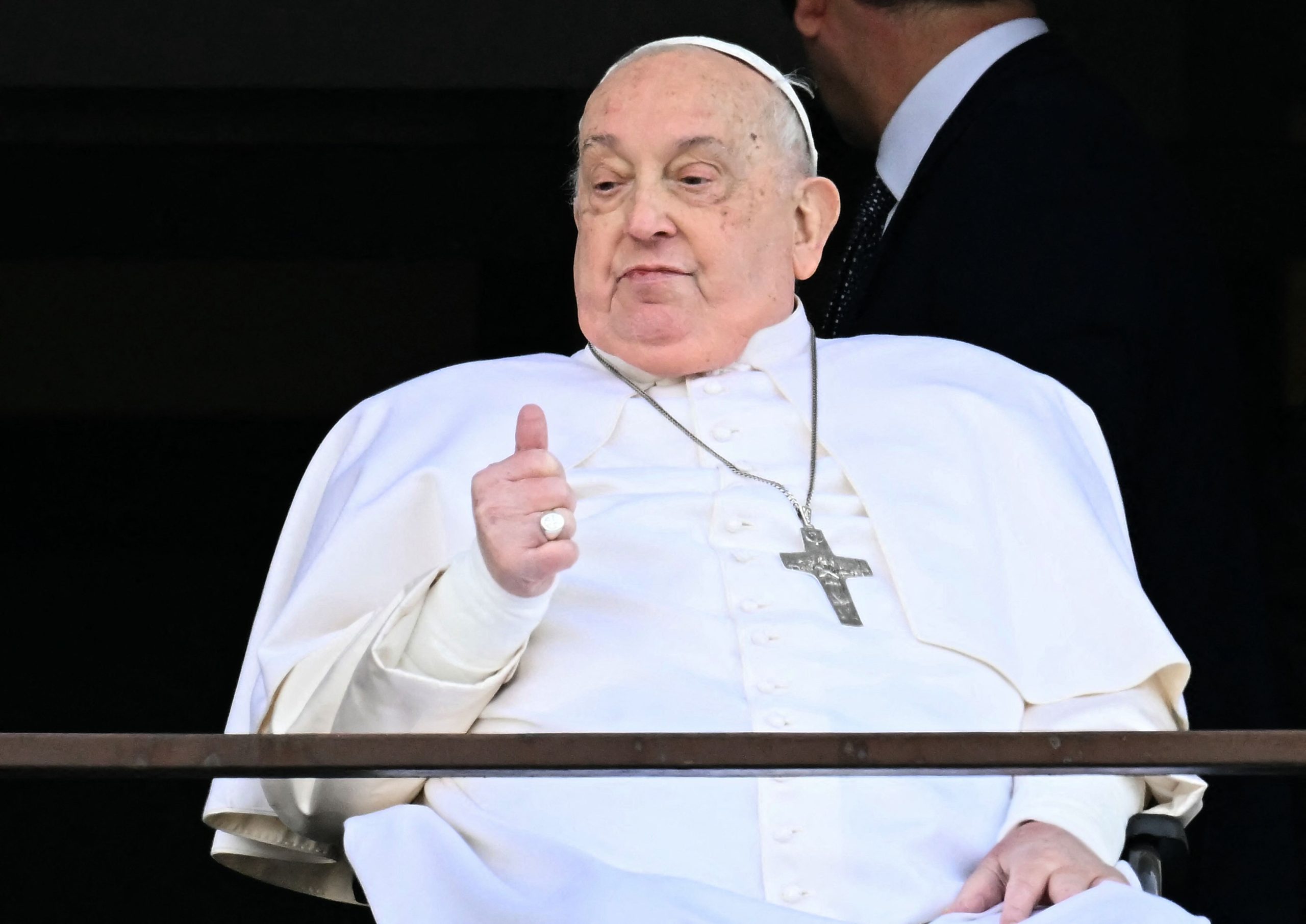 Doctor who accompanied Papa confirms that Francisco took life -threatening