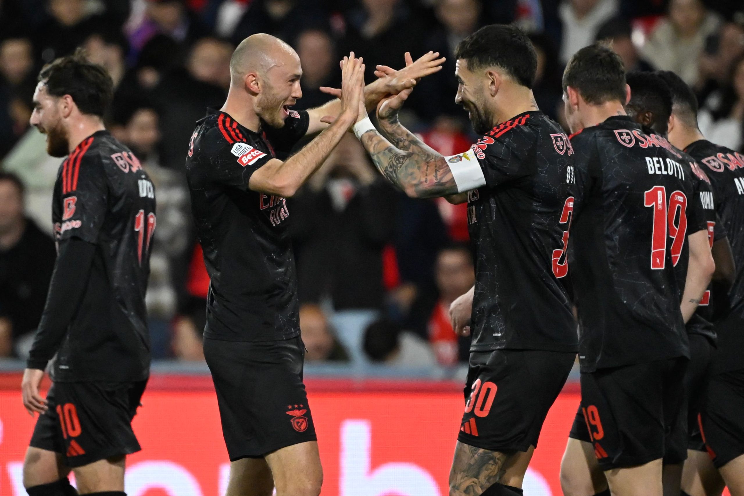 Benfica vence Gil Vicente e iguala pontos do Sporting