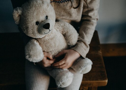 Jovem de 17 anos detido por abusos sexuais de menina de nove anos