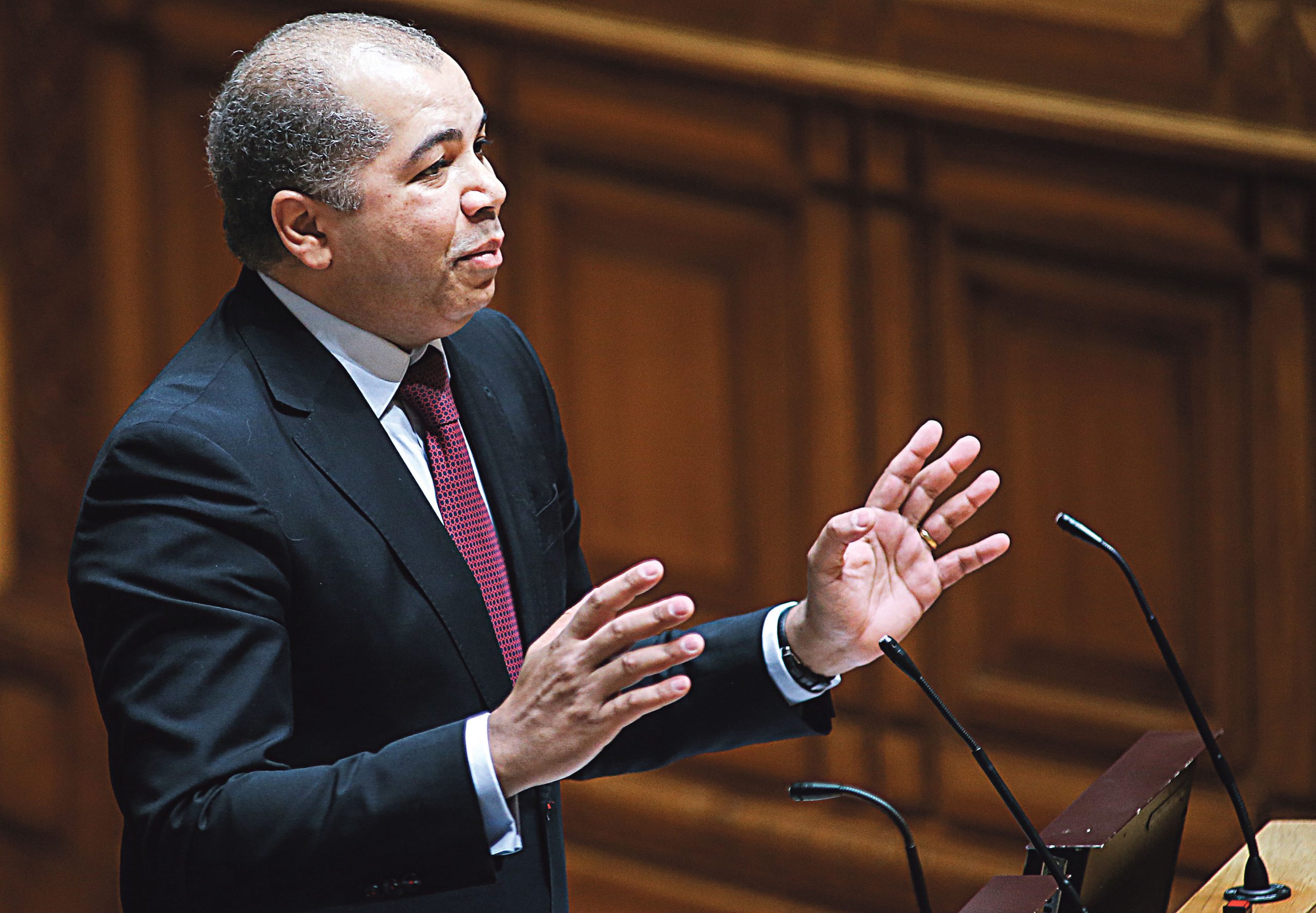 Membro do Governo complica a vida a Fernando Ruas