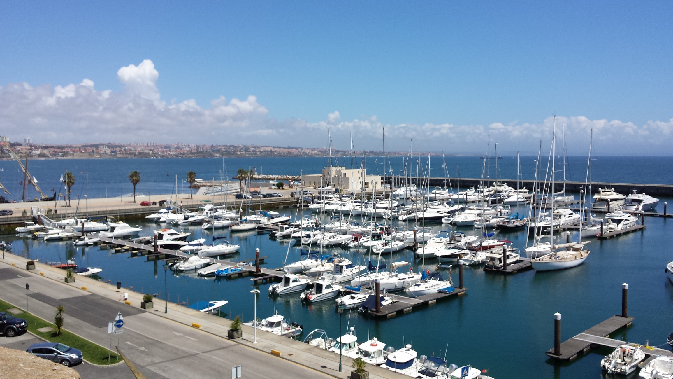 Embarcação afundou-se após incêndio na Marina de Cascais