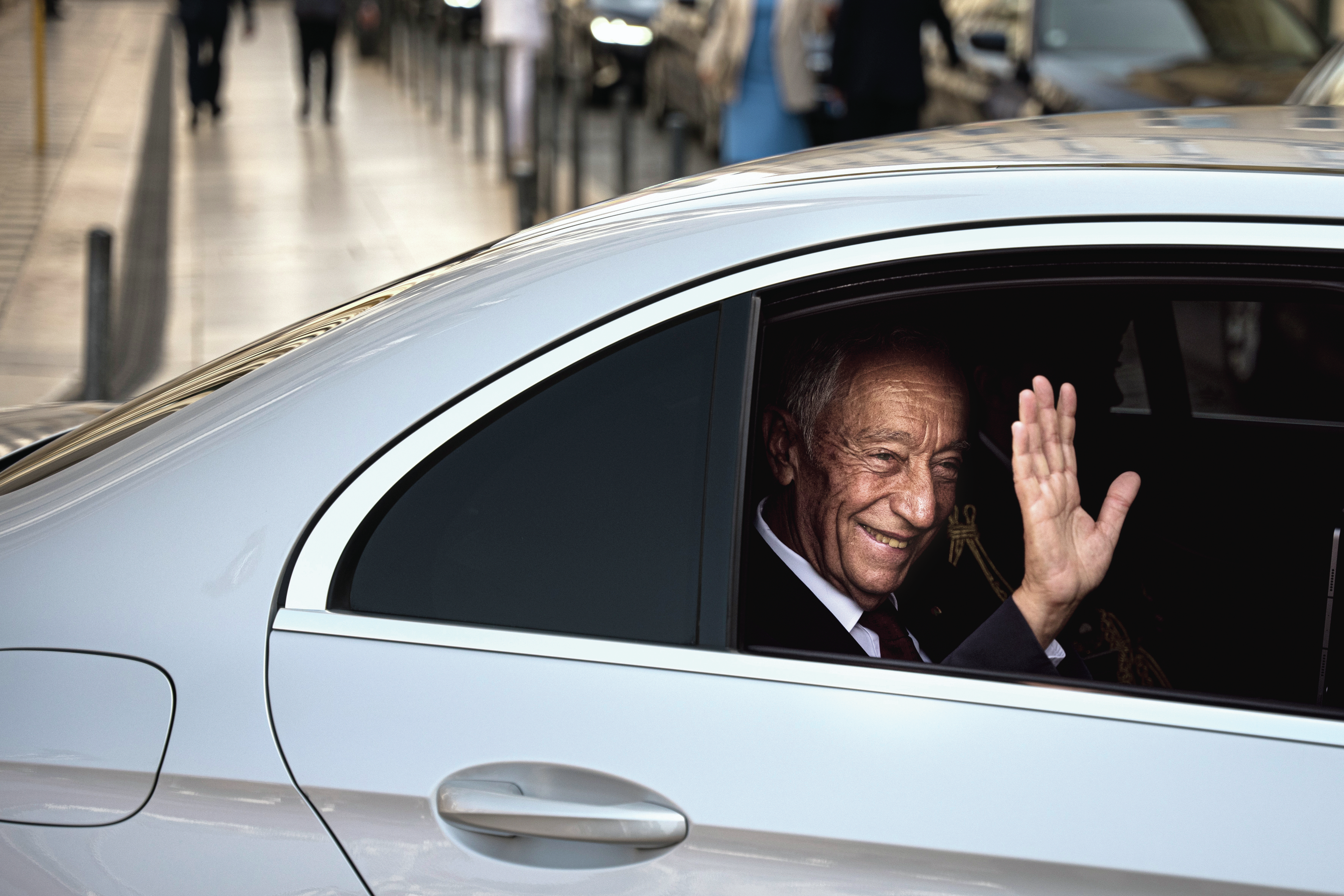 Fumo no carro do Presidente obriga Marcelo a mudar de viatura nos Açores