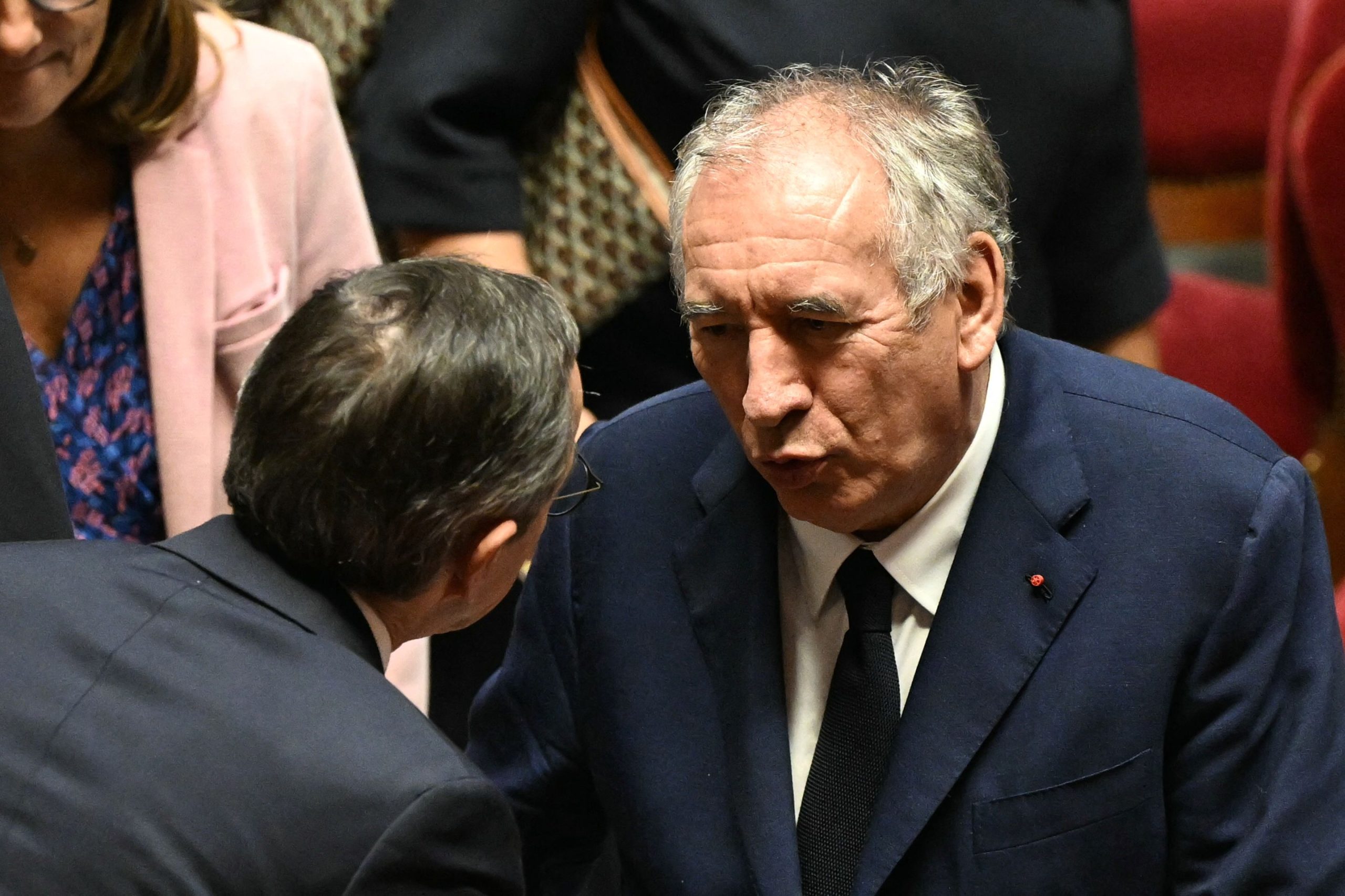 Governo de França cai após rejeição de moção de confiança