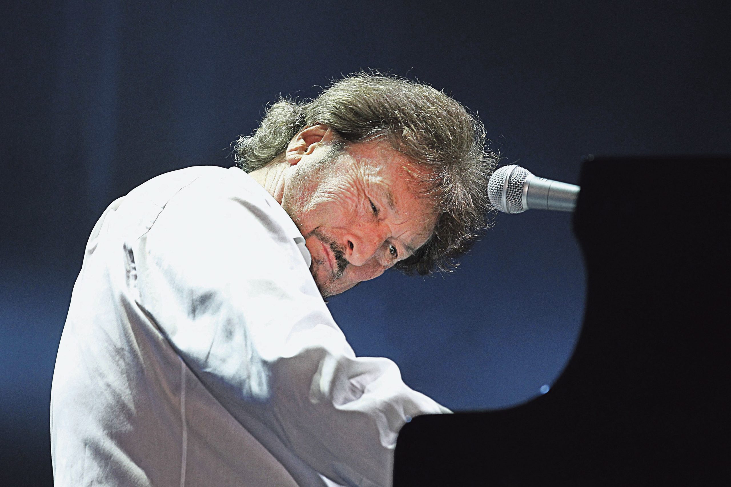 Rick Davies. O líder dos vagabundos que se evadiam pela música