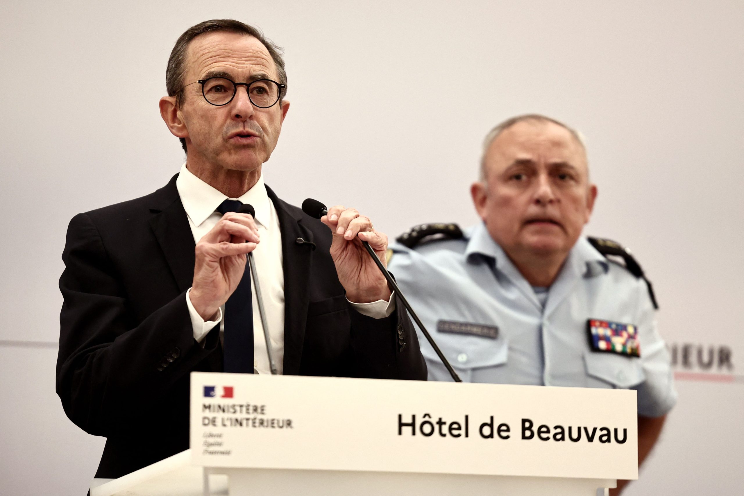 França mobiliza 80 mil polícias para manifestações contra a austeridade prevendo distúrbios