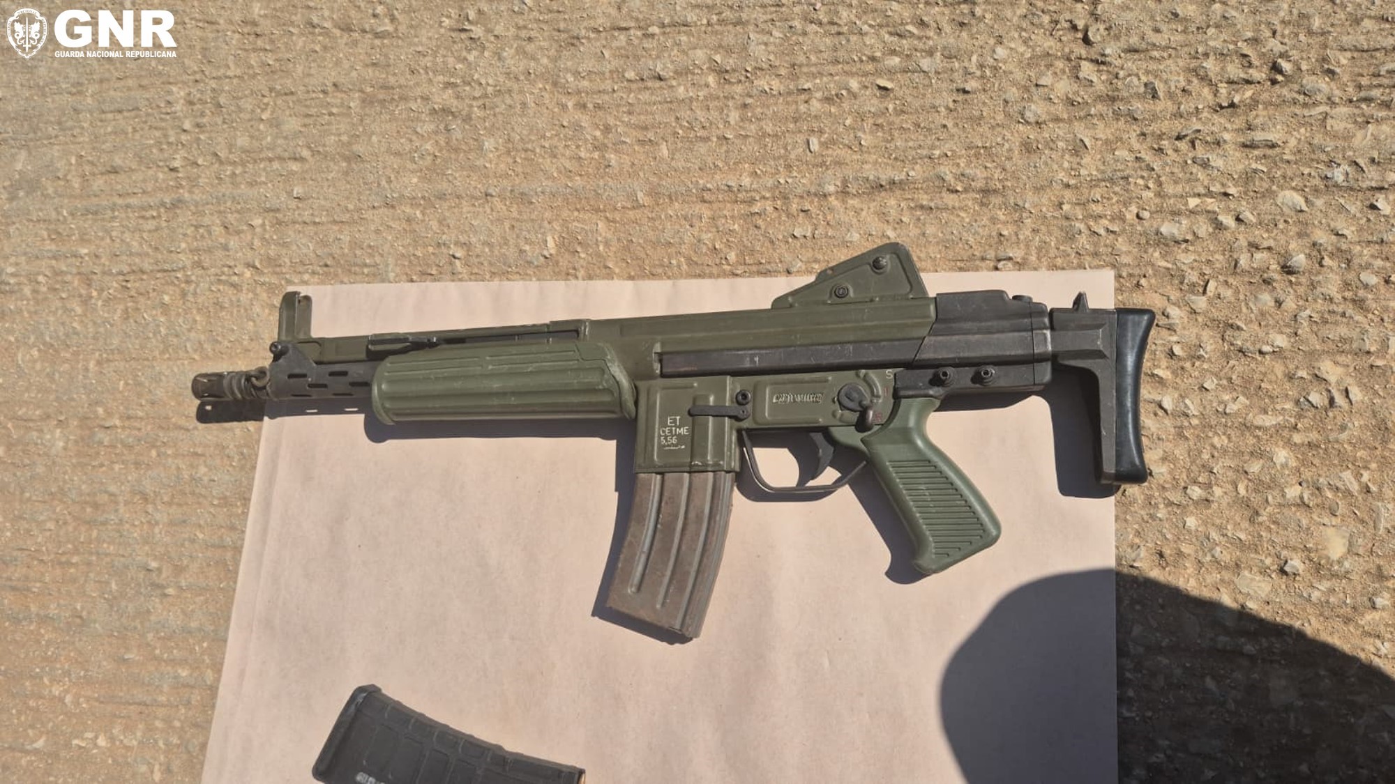 GNR detém sete homens e apreende armas de guerra em praia de Aljezur