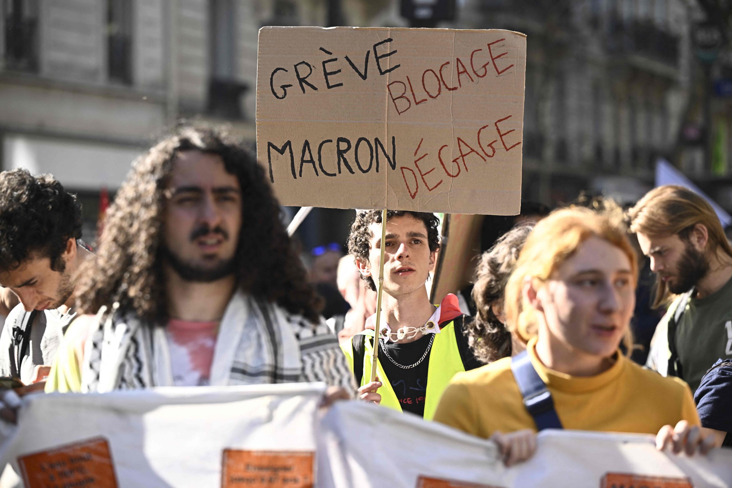 França paralisada por 800 mil manifestantes