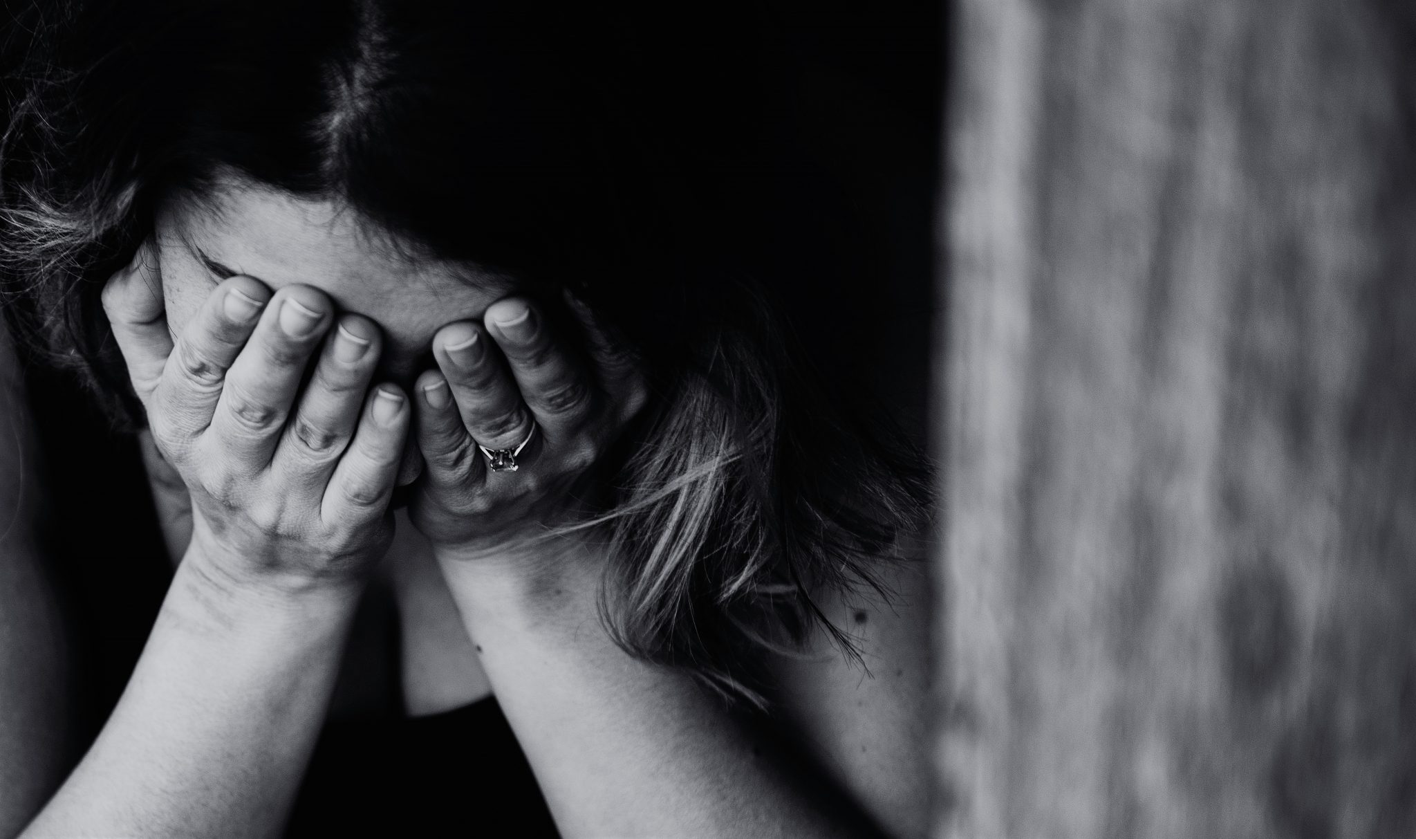 Homem viola colega de casa na primeira noite em que partilharam habitação