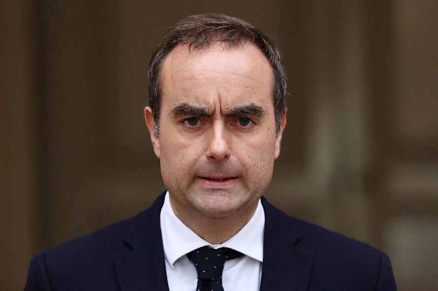 Primeiro-ministro francês apresenta demissão