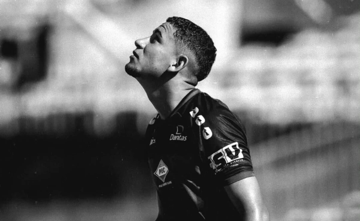 Jovem jogador brasileiro morre após chocar de mota com uma vaca