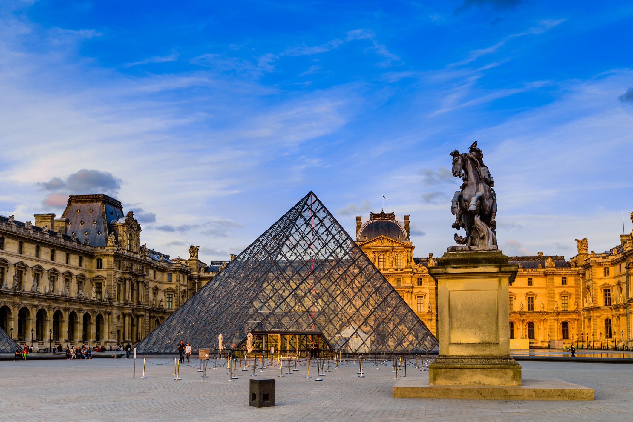 Roubo no Louvre obriga França a reforçar segurança de locais culturais