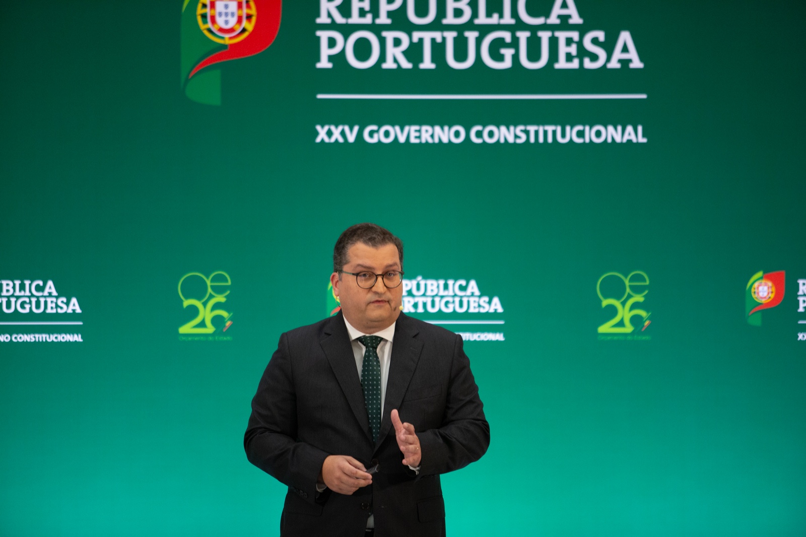 OE2026. Ministro diz que margem para acolher medidas da oposição &#8220;é próxima de zero&#8221;