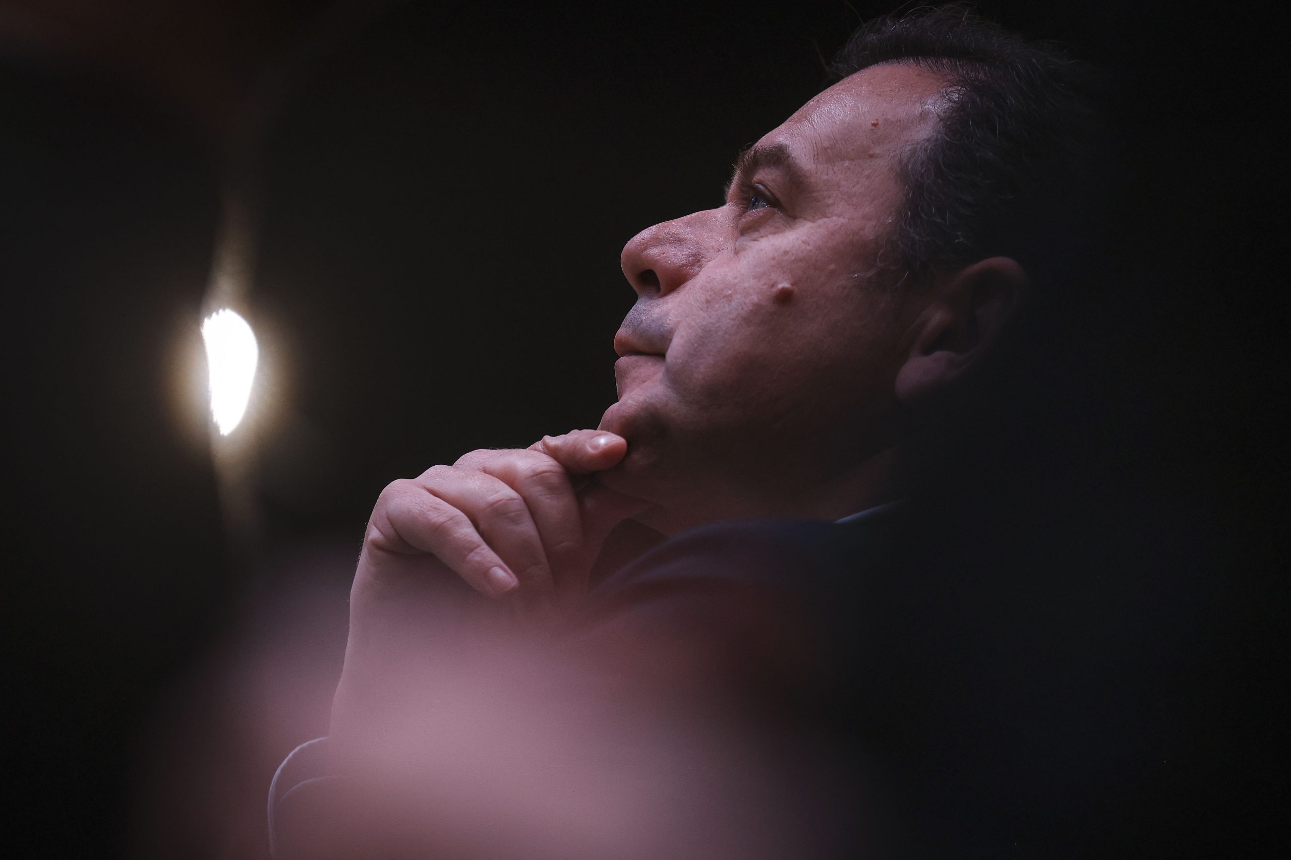 Montenegro revela que detidos estão “num porto” e que o Governo está a tentar contactá-los