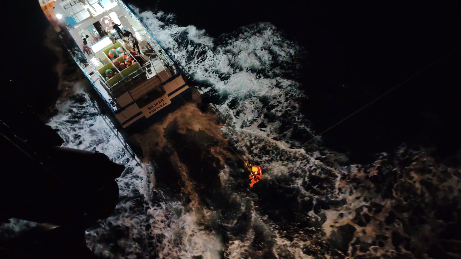 Vídeo mostra resgate de família após ataque de orcas a veleiro ao largo de Peniche