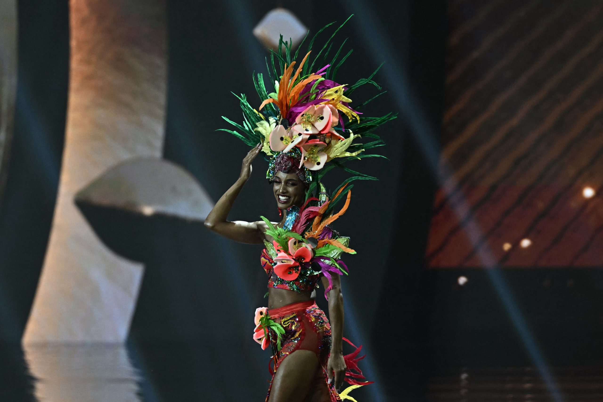 Queda em palco deixa Miss Jamaica internada nos cuidados intensivos na Tailândia (Vídeo)