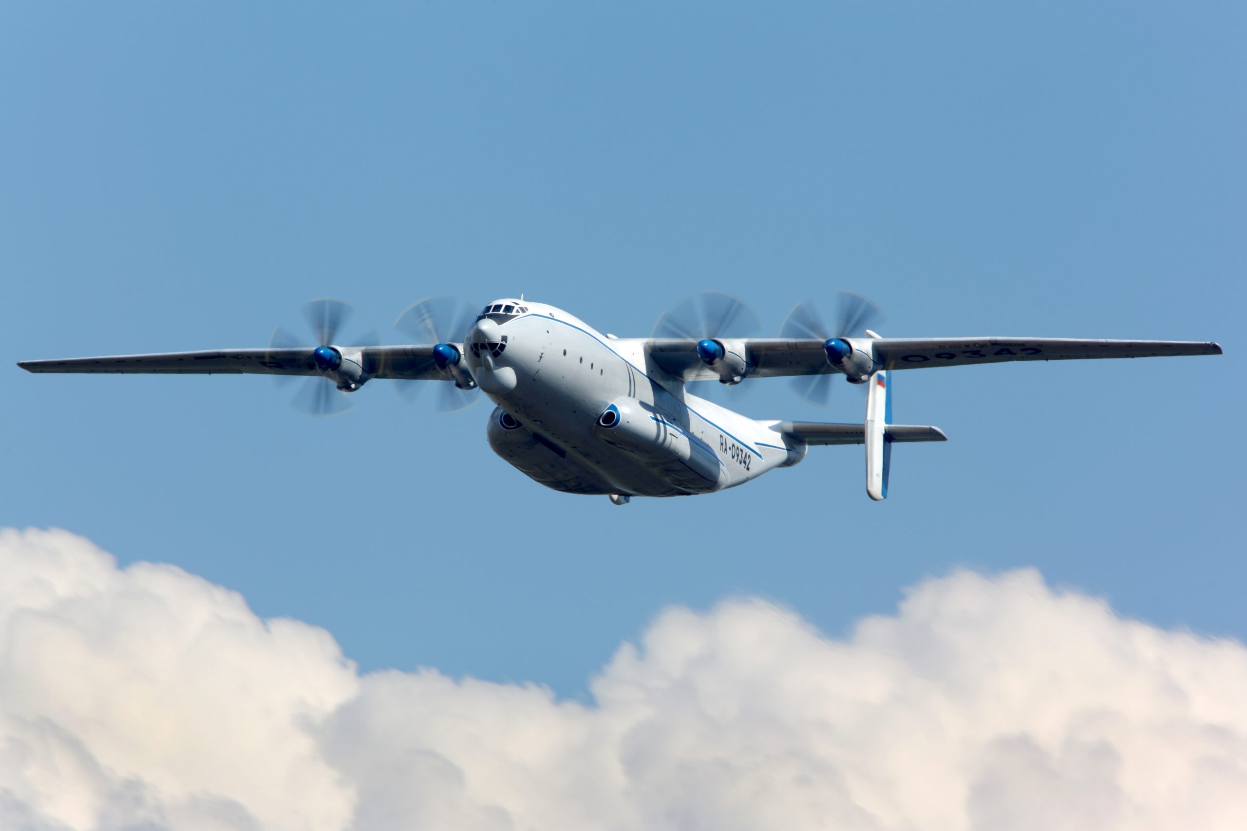 Avião militar russo com sete tripulantes cai perto de Moscovo