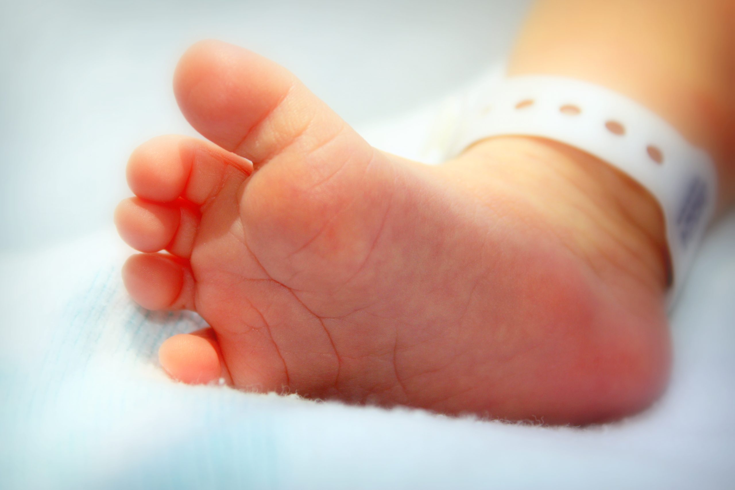 Bebé de quatro meses levada do Hospital de Gaia já foi entregue. Mãe retirou pulseira e fugiu com a criança