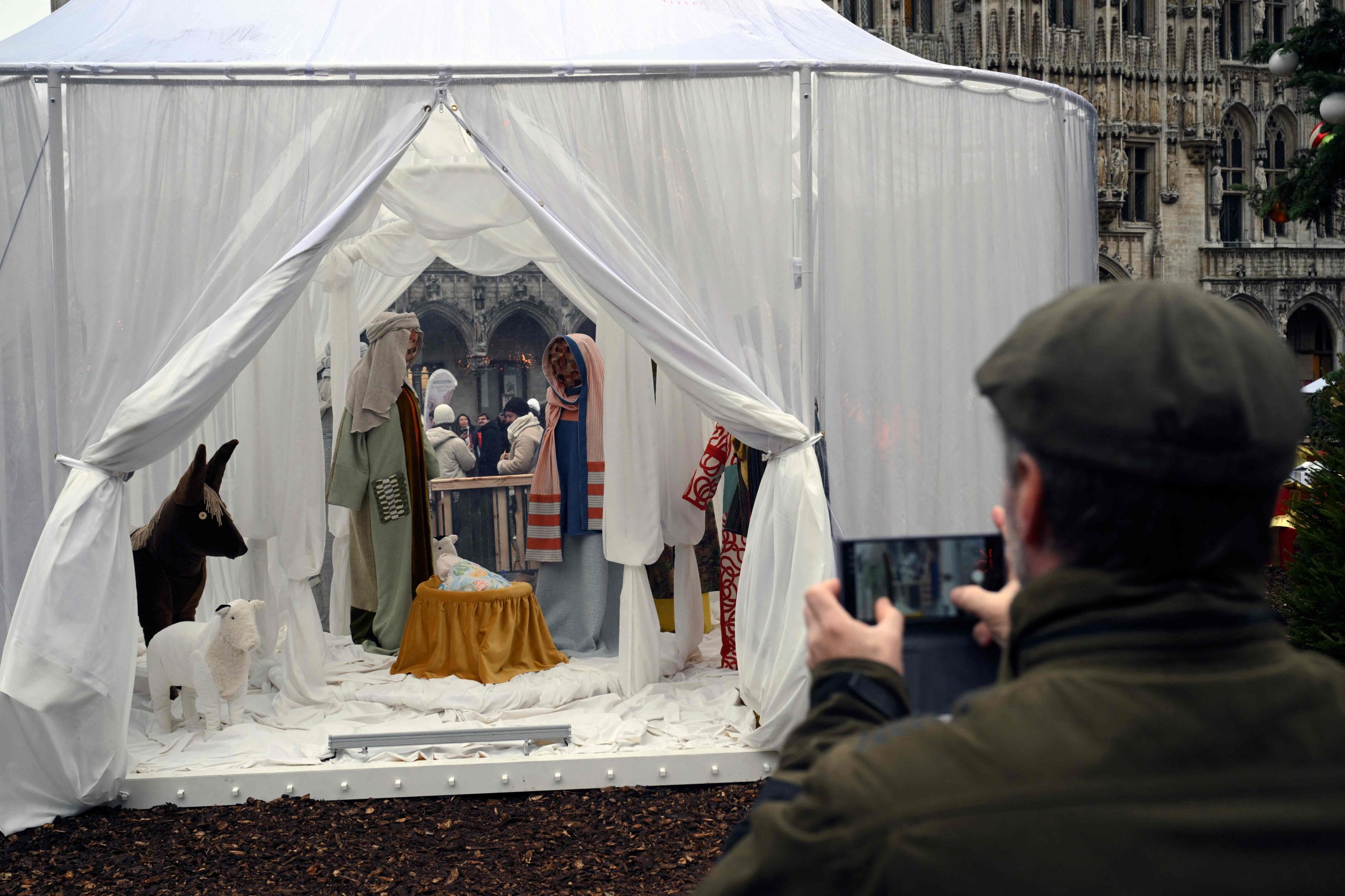 Menino Jesus “zombie” roubado em Bruxelas gera polémica nacional. Político compara presépio a “estação de comboios”