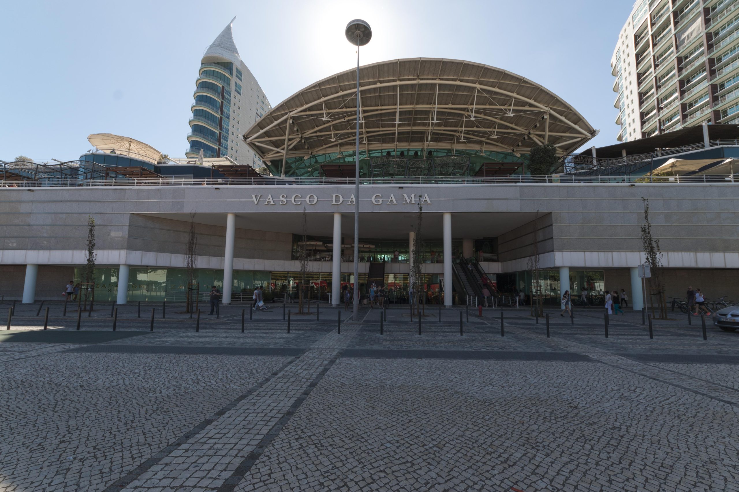 Incêndio deflagra no centro comercial Vasco da Gama em Lisboa